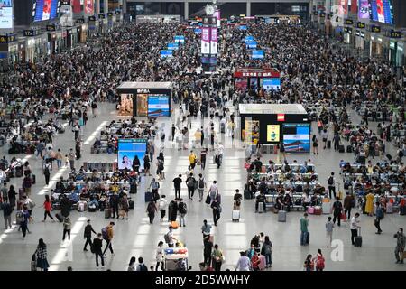 Blick auf Reisende in Shanghai Hongqiao Bahnhof während Chinas Nationalfeiertag. Menschen tragen Gesichtsmaske, um Coronavirus zu verhindern Stockfoto