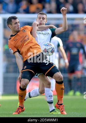 Wolverhampton Wanderers' Leo Bonatini (links) und Barnsley's Joe Williams Schlacht Für den Ball Stockfoto