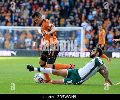 Leo Bonatini von Wolverhampton Wanderers (links) und Adam Jackson von Barnsley kämpfen um den Ball. Stockfoto