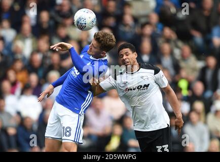 Sam Gallagher von Birmingham City (links) und Curtis Davies von Derby County Kampf um den Ball in der Luft Stockfoto