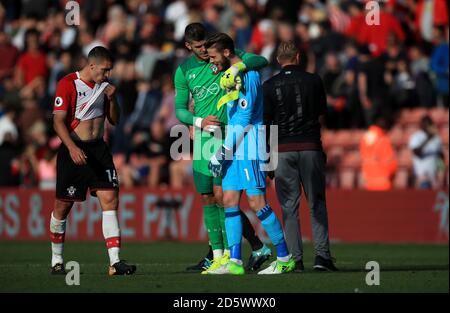 Southampton Torwart Fraser Forster (links) und Manchester United Torwart David De Gea (rechts) nach der Schlusspfeife Stockfoto