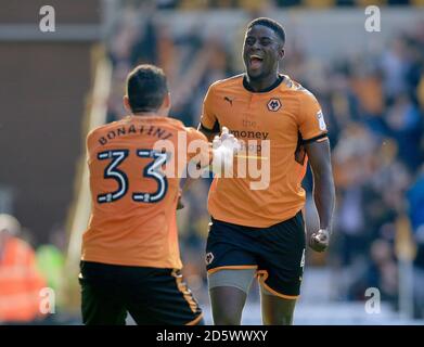 Wolverhampton Wanderers' Alfred N'Diaye (rechts) feiert mit Teamkollege Leo Bonatini Nachdem er seine Seiten zweite und Siegtreffer Stockfoto