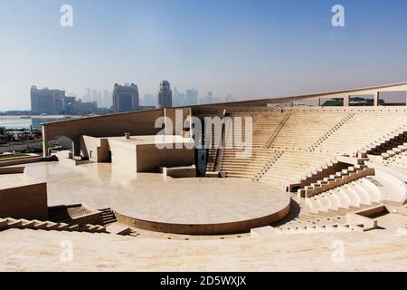 Modernes Amphitheater in Katara Cultural Village in Doha, Katar mit Wolkenkratzern im Hintergrund Stockfoto