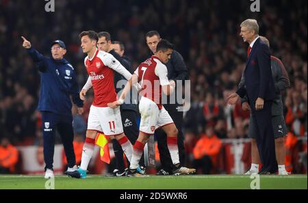 Arsenal-Manager Arsene Wenger sieht sich als Mesut Ozil von Arsenal an Wird durch Alexis Sanchez von Arsenal ersetzt Stockfoto