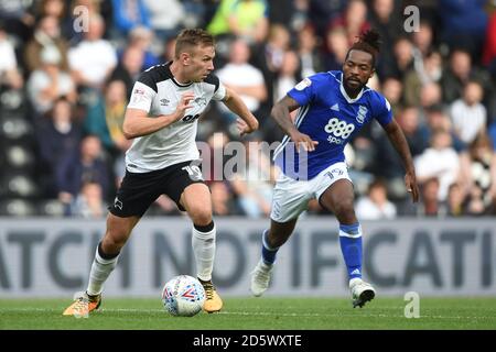 Andreas Weimann von Derby County (links) und Jacques Maghoma von Birmingham City Stockfoto