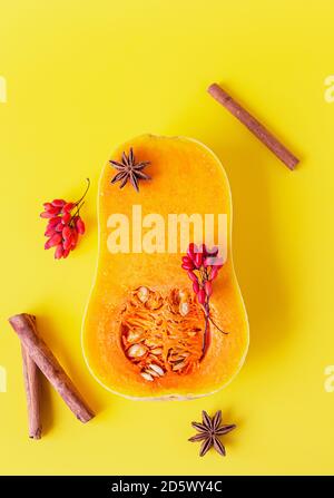 Hälften von rohem Bio-Butternusskürbis mit Zimt und Anis. Draufsicht. Kochkonzept für Herbstgerichte. Stockfoto