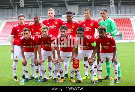 Das Manchester United Team Back Row L-R: Indy Boonen, Josh Bohui, Ethan Hamilton, Ethan Laird, Tom Sang, Ilias Moutha-Sebtaoui. Front Row L-R: Lee O'Connor, George Tanner, Aidan Barlow, Tyrell Warren, Angel Gomes Reihen sich vor dem UEFA Youth League-Spiel an Stockfoto