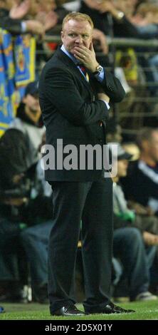 Alex McLeish, Manager der Rangers, sieht besorgt aus, als seine Mannschaft gegen Villarreal in die Champions League aussteigen will. Stockfoto