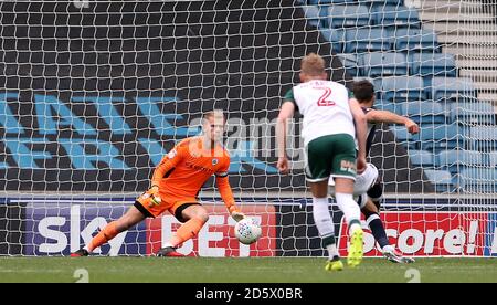 Lee Gregory von Millwall trifft Barnsley-Torwart Adam Davies von Der Strafpunkt Stockfoto