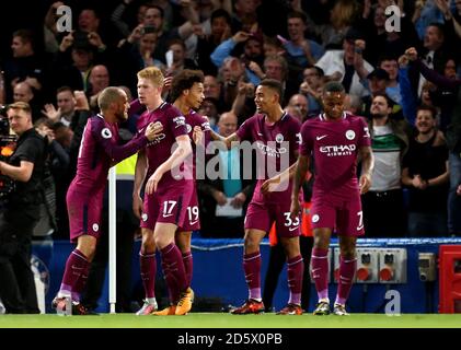 Kevin De Bruyne (Nr. 17) von Manchester City feiert das Tor seiner Seite Erstes Tor des Spiels mit seinen Teamkollegen Stockfoto