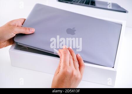 Tambow, Russische Föderation - 09. Juli 2020 Frau Hände Auspacken neue MacBook Pro. Stockfoto