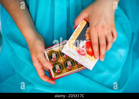 Tambow, Russische Föderation - 14. Februar 2020 Frau Öffnung Box mit Mozart Süßigkeiten. Stockfoto