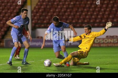 Marc McNulty von Coventry City wird im Strafraum von Fouled Walsall Torwart Liam Roberts Stockfoto