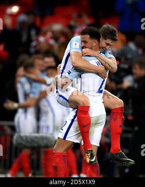 Englands John Stones (rechts) feiert mit Kyle Walker nach seinem Teamkollegen Harry Kane erzielte das einzige Tor des Spiels Stockfoto