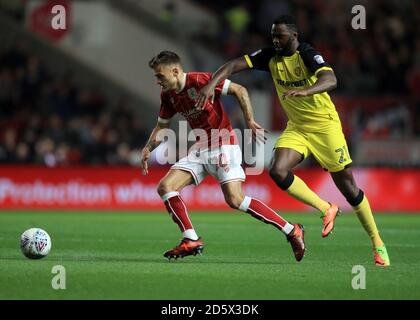 Jamie Paterson (links) von Bristol City und Hope Akpan von Burton Albion (Rechts) Kampf um den Ball Stockfoto