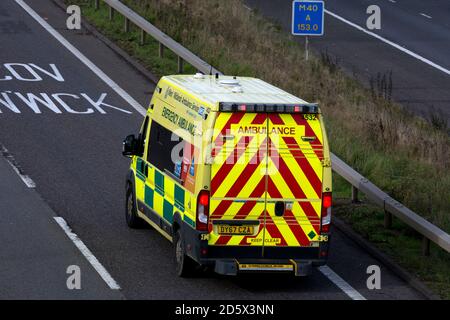 Ein Krankenwagen von West Midlands, der die Autobahn M40 an der Anschlussstelle 15, Warwick, Großbritannien verlässt Stockfoto