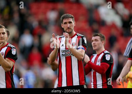 Chris Basham von Sheffield United applaudiert den Fans nach dem Spiel Stockfoto