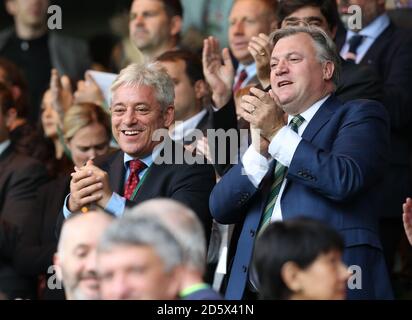 Ed Balls, Vorsitzender von Norwich City, und John Bercow MP in Die Stände an der Carrow Road Norwich Stockfoto