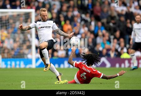 Johnny Russell von Derby County (links) und Armand Traore von Nottingham Forest (Rechts) Kampf um den Ball Stockfoto