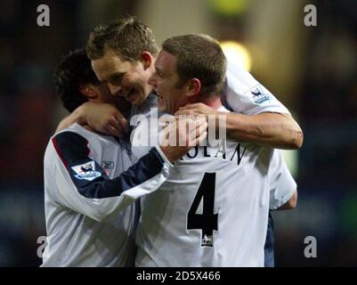 Kevin Davies von Bolton Wanderers feiert sein Tor mit Gary Speed Und Kevin Nolan Stockfoto