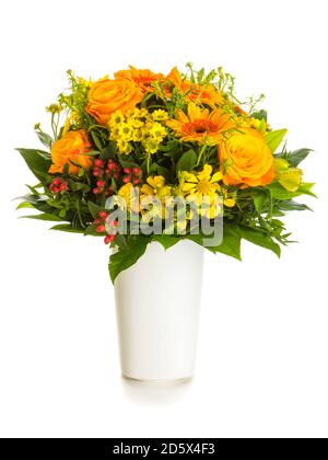 Herbstlicher Blumenstrauß mit gelbem und orangefarbenem helenium, Rosen- und gerberblüten und Myrten in Vase isoliert auf weißem Grund Stockfoto