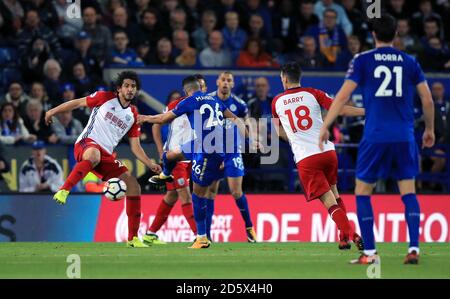 Riyad Mahrez (Mitte) von Leicester City erzielt das erste Tor seiner Seite Des Spiels Stockfoto