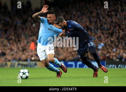 Gabriel Jesus von Manchester City (links) und Elseid Hysaj von Napoli (rechts) Kampf um den Ball Stockfoto