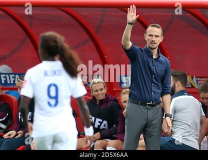 Englands Cheftrainer Mark Sampson zeigt Eniola Aluko während des FIFA Women's World Cup Canada 2015 Group F Matches zwischen Frankreich und England im Moncton Stadium in Moncton, New Brunswick, Kanada. Stockfoto