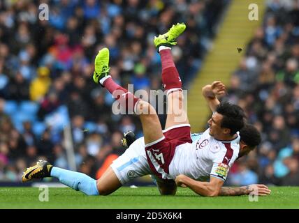 Kyle Walker von Manchester City (rechts) fordert Burnleys Jack Cork heraus Stockfoto