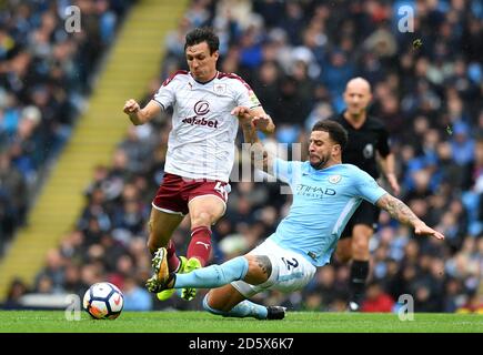 Kyle Walker von Manchester City (rechts) fordert Burnleys Jack Cork heraus Stockfoto