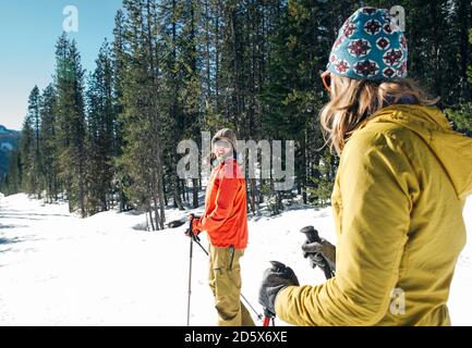 Zwei junge Frauen Langlaufski auf Mt. Kapuze an einem sonnigen Tag. Stockfoto