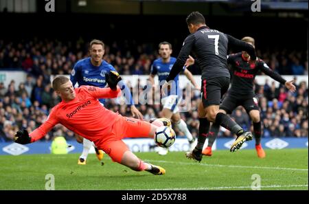 Everton-Torwart Jordan Pickford (links) rettet einen Schuss von Arsenal Alexis Sanchez (rechts) Stockfoto