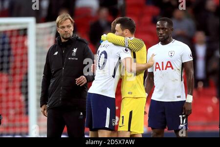 Liverpool-Manager Jürgen Klopp (links) sieht als Tottenham Hotspur's aus Harry Kane (Mitte links) und Tottenham Hotspur-Torwart Hugo Lloris (Mitte rechts) Umarmung nach der letzten Pfeife Stockfoto