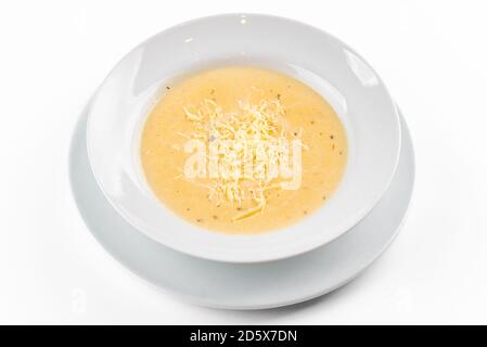 Käsesuppe auf weißem Teller auf weißem Hintergrund Stockfoto