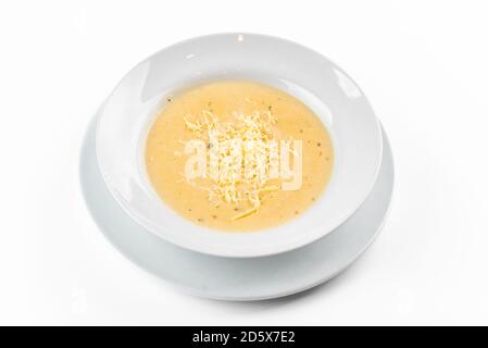 Käsesuppe auf weißem Teller auf weißem Hintergrund Stockfoto