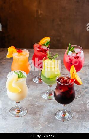 Helle Sommer alkoholische Cocktails auf einem grauen Hintergrund Stockfoto