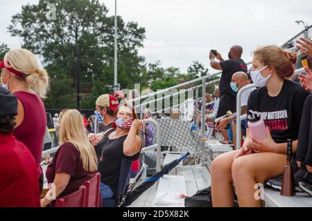 Eine Zuschauerin sitzt in einer Menge auf Tribüne tragen Eagle-Maske Stockfoto