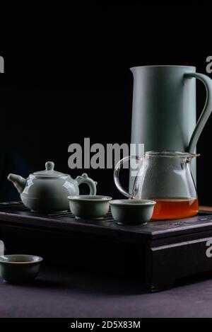 Chinesische Teezeremonie auf schwarzem Hintergrund Stockfoto