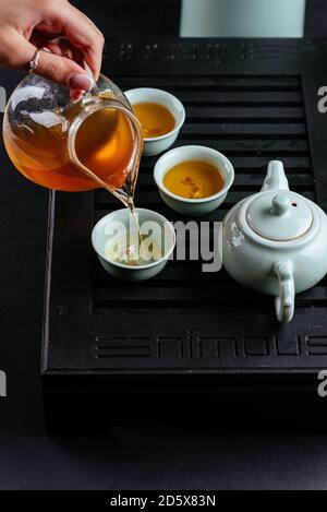 Chinesische Teezeremonie auf schwarzem Hintergrund Stockfoto