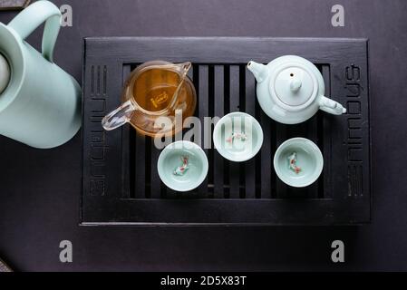 Chinesische Teezeremonie auf schwarzem Hintergrund Stockfoto