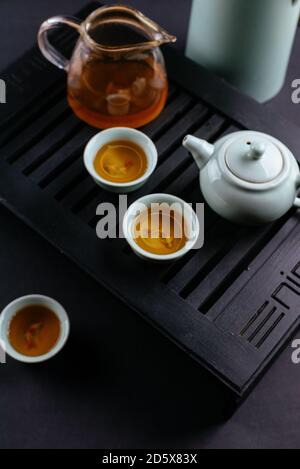Chinesische Teezeremonie auf schwarzem Hintergrund Stockfoto