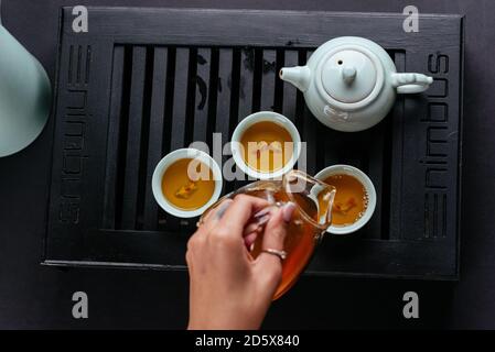 Chinesische Teezeremonie auf schwarzem Hintergrund Stockfoto