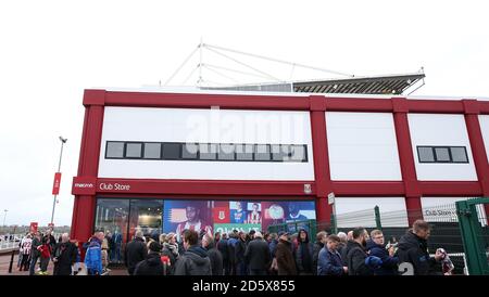 Stoke City Fans warten auf Spieler, die außerhalb der ankommen Macron Club Store vor dem Spiel Stockfoto