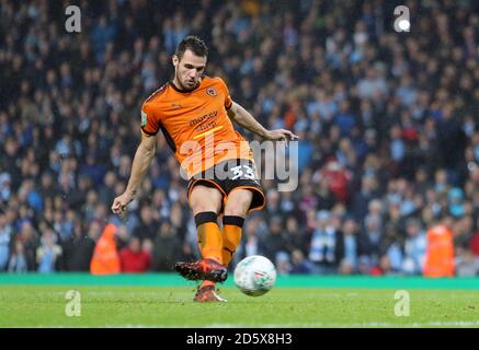 Leo Bonatini von Wolverhampton Wanderers schießt während der Schießerei seine Strafe ein Stockfoto