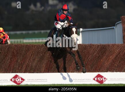 Was passiert Jetzt geritten von Derek O'Connor im Joel Dommett hier am 6. April Amateur Riders' Handicap Steeple Chase Während des Tages eines der Showcase auf der Cheltenham Rennbahn Stockfoto