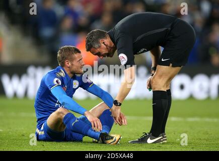 Jamie Vardy von Leicester City wird vom Schiedsrichter unterstützt Andre Marriner Stockfoto