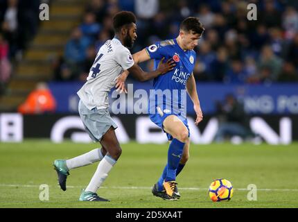 Everton's Beni Baningime (links) zieht sich zurück auf Leicester Citys Harry Maguire Stockfoto