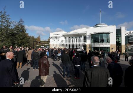 Racegoers außerhalb des Centaur während des ersten Tages des Showcase Auf der Pferderennbahn Cheltenham Stockfoto