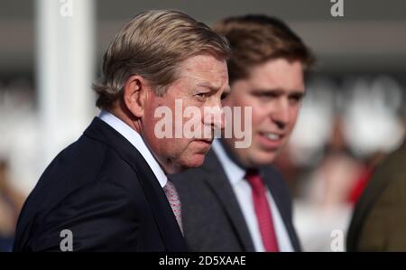 Nick Skelton CBE (links), Goldmedaillengewinner bei den Olympischen Spielen in Rio mit seinem Sohn, dem Pferdetrainer Dan Skelton, am ersten Tag des Showcase auf der Cheltenham Racecourse Stockfoto