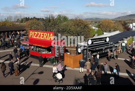 Racegoers von einigen Lebensmittelverkäufern während des ersten Tages der Schaufenster auf der Cheltenham Rennbahn Stockfoto